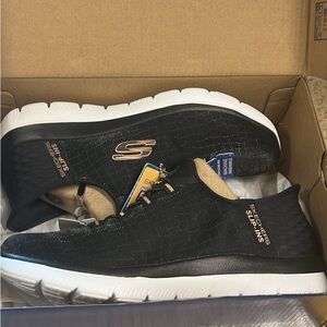 Women’s sketchers never worn